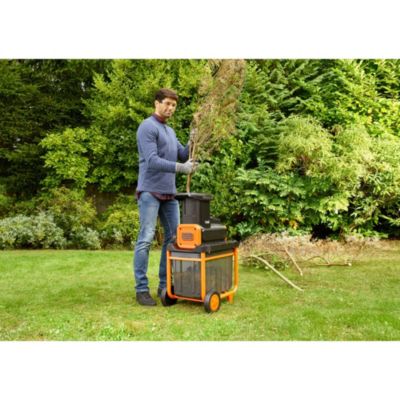 Broyeur de végétaux électrique filaire 2800 W, branche maxi 45 mm, bruit 80 dB(A), collecte 45 L, Black+Decker BEGAS5800-QS