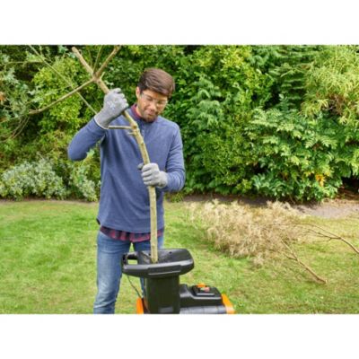 Broyeur de végétaux électrique filaire 2800 W, branche maxi 45 mm, bruit 80 dB(A), collecte 45 L, Black+Decker BEGAS5800-QS