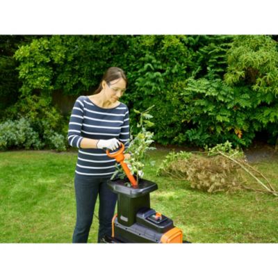 Broyeur de végétaux électrique filaire 2800 W, branche maxi 45 mm, bruit 80 dB(A), collecte 45 L, Black+Decker BEGAS5800-QS
