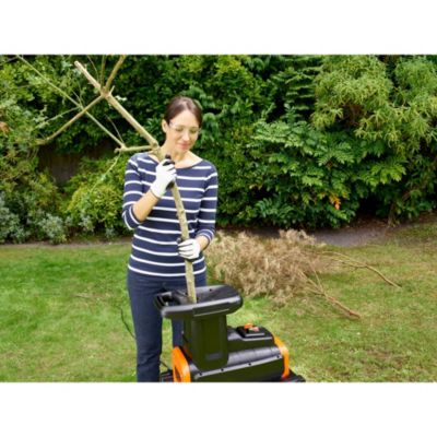 Broyeur de végétaux électrique filaire 2800 W, branche maxi 45 mm, bruit 80 dB(A), collecte 45 L, Black+Decker BEGAS5800-QS