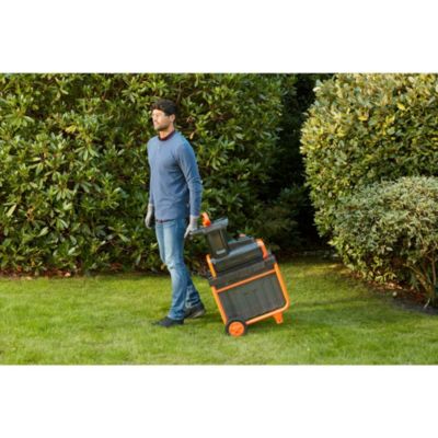 Broyeur de végétaux électrique filaire 2800 W, branche maxi 45 mm, bruit 80 dB(A), collecte 45 L, Black+Decker BEGAS5800-QS