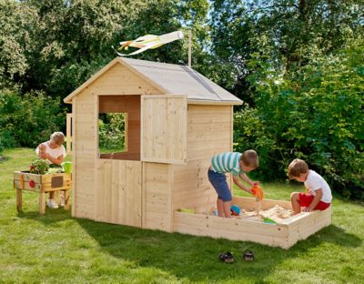 Une cabane pour enfants dans le jardin