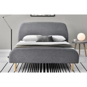 Cadre de lit scandinave en tissu gris clair avec pieds en bois 140x190 cm SANDVIK