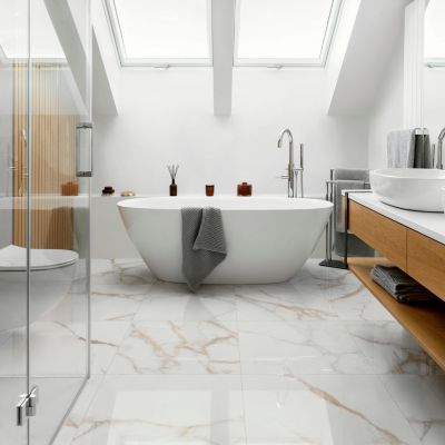Carrelage sol et mur intérieur en grès cérame effet marbre blanc poli L ...