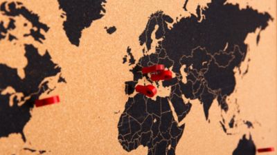CARTE DU MONDE tableau en liège cadre en bois laqué NOIR 60x40 cm