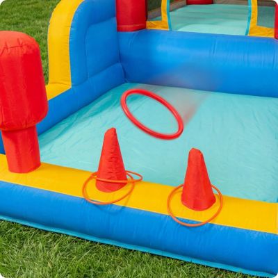 Château gonflable pour enfants KINDI avec longue toboggan aquatique aire de jeux panier de basket et canon à eau 1 pièce.