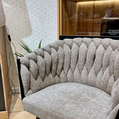 Chaise en tissu maille tressé taupe avec pieds métal noir - BOWI 2