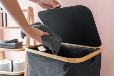 Coffre à linge avec couvercle renforcé l.41 x H.50 x P.33 cm, noir et bambou, Wenko Ecori
