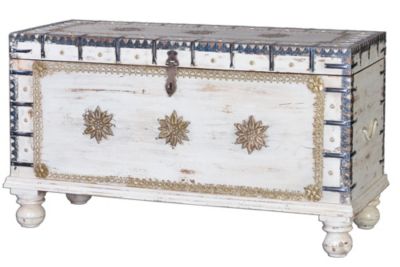 Coffre ancien en bois de manguier blanc cassé