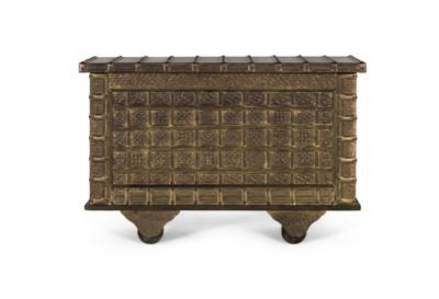 Coffre antique en bois massif et laiton repoussé, finition dorée vieillie