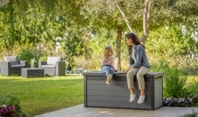 Coffre de jardin résine effet bois 570 L, l.151,7 x H.70 x P.72,5 cm, gris anthracite, Keter Cortina