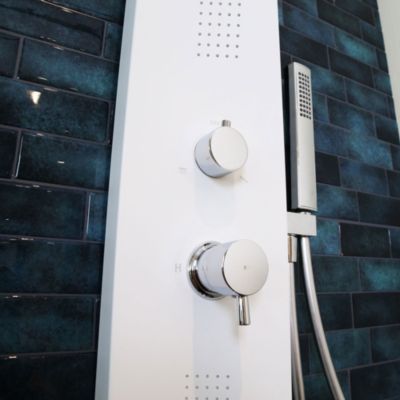 Colonne de douche hydromassante mécanique avec pommeau + douchette + flexible blanc, Essebagno Esseflat