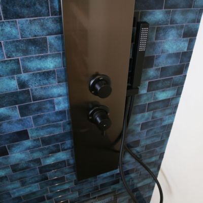 Colonne de douche hydromassante mécanique gun metal Essebagno Esseflat, avec douche de tête et douchette
