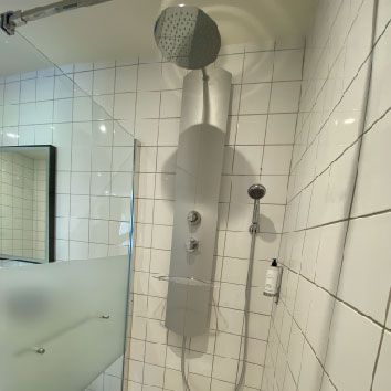 Colonne de douche thermostatique avec tablette, pomme de tête, douchette et flexible, en aluminium anodisé gris, Valentin Totmy