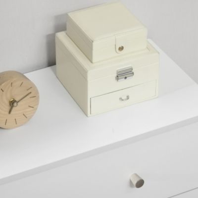 Commode 3 tiroirs design scandinave piètement effilé incliné bois pin panneaux blanc