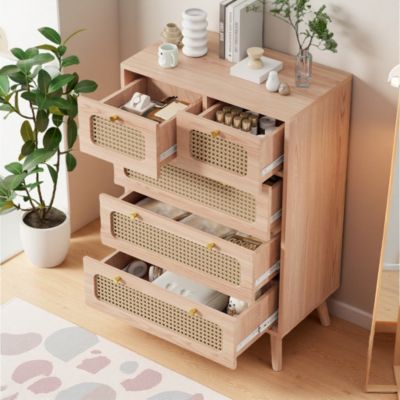 Commode 5 tiroirs en bois naturel avec façades en rotin tressé, cadre en bois massif