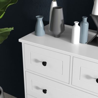 Commode blanche 5 tiroirs avec design texturé et poignées dorées