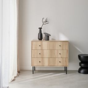 Commode contemporaine décor bois rainuré 3 tiroirs poignées métal noir