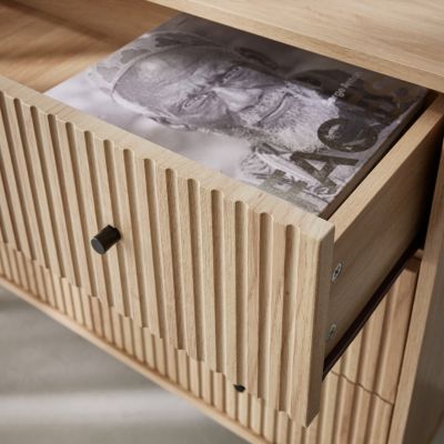 Commode contemporaine décor bois rainuré 3 tiroirs poignées métal noir