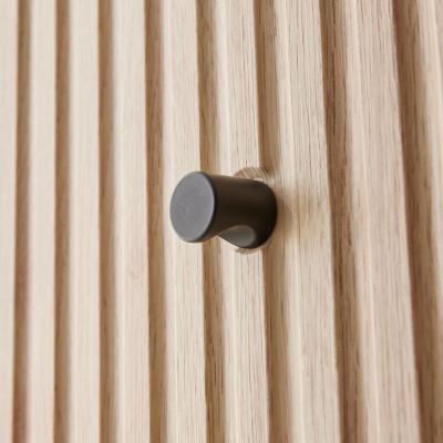 Commode contemporaine décor bois rainuré 3 tiroirs poignées métal noir