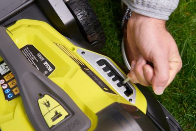 Coupe-bordures et tondeuse hybride Ryobi (avec 2 batteries et 1 chargeur)