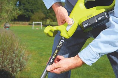 Coupe-bordures et tondeuse hybride Ryobi (avec 2 batteries et 1 chargeur)