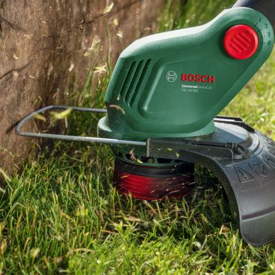 Coupe-bordures sans fil sur batterie 18V Bosch UniversalGrassCut (avec 1 batterie PBA 18V 2.0Ah et 1 chargeur AL 18V-20)