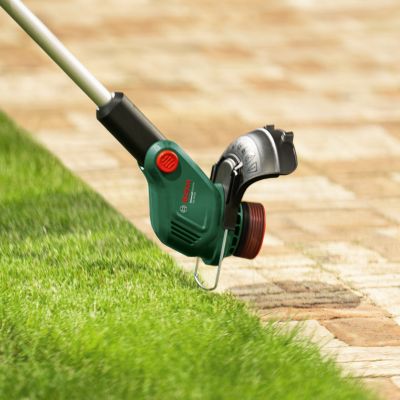 Coupe-bordures sans fil sur batterie 18V Bosch UniversalGrassCut (avec 1 batterie PBA 18V 2.0Ah et 1 chargeur AL 18V-20)