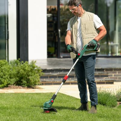 Coupe-bordures sans fil sur batterie 18V Bosch UniversalGrassCut (avec 1 batterie PBA 18V 2.0Ah et 1 chargeur AL 18V-20)