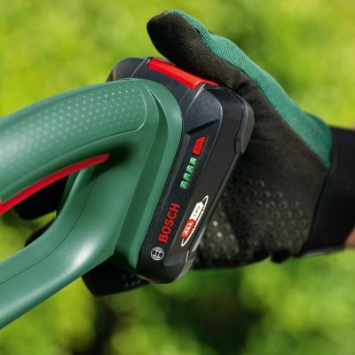 Coupe-bordures sans fil sur batterie 18V Bosch UniversalGrassCut (avec 1 batterie PBA 18V 2.0Ah et 1 chargeur AL 18V-20)