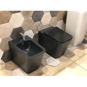 Couple de sanitaires au ras du mur et à poser, ligne carré et de couleur noire mat avec abattant soft-close inclus