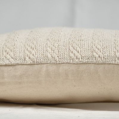 Coussin carré 40 x 40 cm en coton brodé en lignes beige - TWINKLE