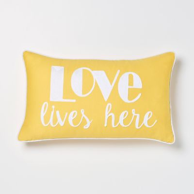 Coussin jaune brodé Love 50 x 30 cm en coton et acrylique