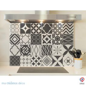 Crédence cuisine fond de hotte Carreaux ciment gris foncé et blanc - Verre trempé - L 90 cm x H 60 cm - MaCrédenceDéco