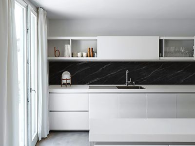 Crédence de cuisine auto-adhésive Caméléo aspect marbre noir l. 200 cm x H. 40 cm x ép. 0,2 mm