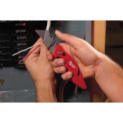 Cutter retractable Milwaukee Fastback 4932471357 compact pliant avec clip