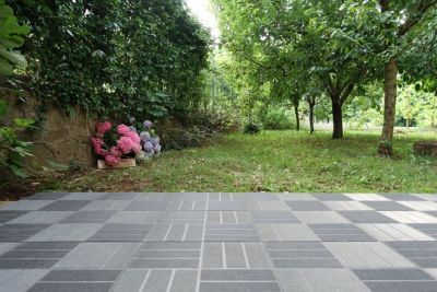 Dalle de terrasse composite anthracite LATERA Original 40x40x4,5 cm