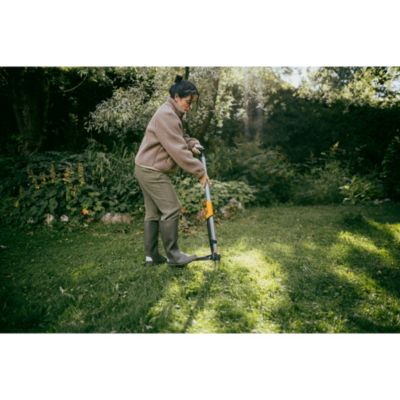 Désherbeur manuel ergonomique Fiskars en acier inoxydable