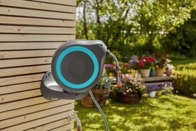 Dévidoir mural automatique RollUp Gardena équipé avec tuyau d'arrosage 20m