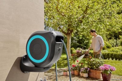Dévidoir mural automatique RollUp Gardena équipé avec tuyau d'arrosage 20m