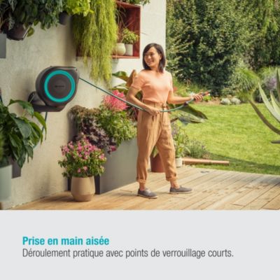 Dévidoir mural automatique RollUp Gardena équipé avec tuyau d'arrosage 20m