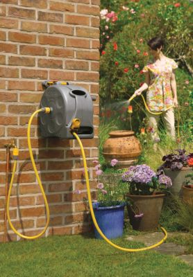 Dévidoir mural compact équipé avec tuyau d'arrosage Hozelock 25 m