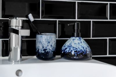 Distributeur de savon en céramique, bleu, Wenko Rosali