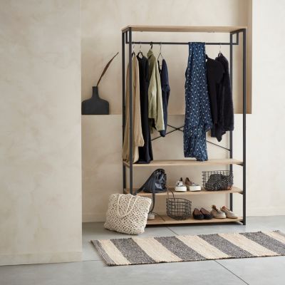 Dressing. vestiaire. portemanteau en métal noir et décor bois. Loft. 3 étagères. une barre de penderie  L 100 x l 40 x H 167cm