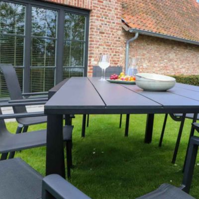 Ensemble HPL 6/10p en aluminium noir et plateau en HPL gris avec 6 fauteuils en textilène