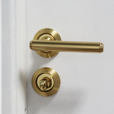 Ensemble poignée de porte sur rosace droit à visser grenelle Chrisligne poli verni doré Ø56mm