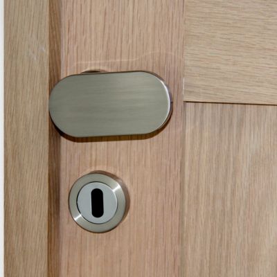 Ensemble poignée de porte sur rosace ovale à visser boucicaut ...