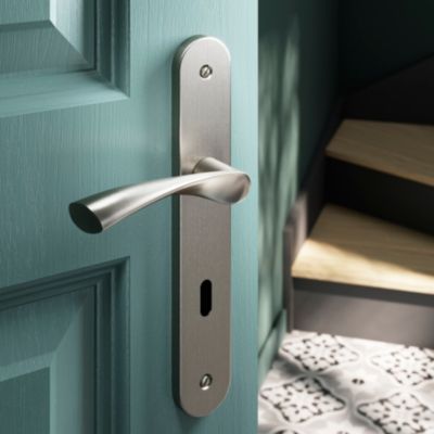 Ensemble poignée sur plaque rond serrure GoodHome Breage effet nickel satin gris L.120.5mm x l.40mm entraxe 195mm