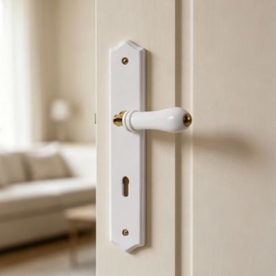 Ensemble poignée sur plaque serrure en bois blanc GoodHome Cesson L. 245 x l. 45 cm entraxe 195 mm
