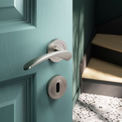 Ensemble poignée sur rosace rond à visser GoodHome Beare effet nickel satin gris Ø50mm